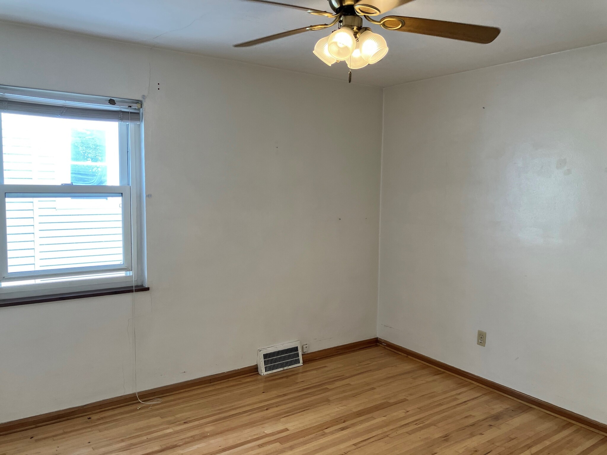 Large bedroom (master)- will fit queen sized bed, two night stands, 2 dressers - 17003 Hilliard Rd