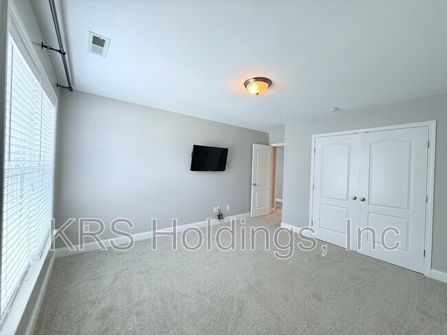 Building Photo - 5810 Spring Glen Lane