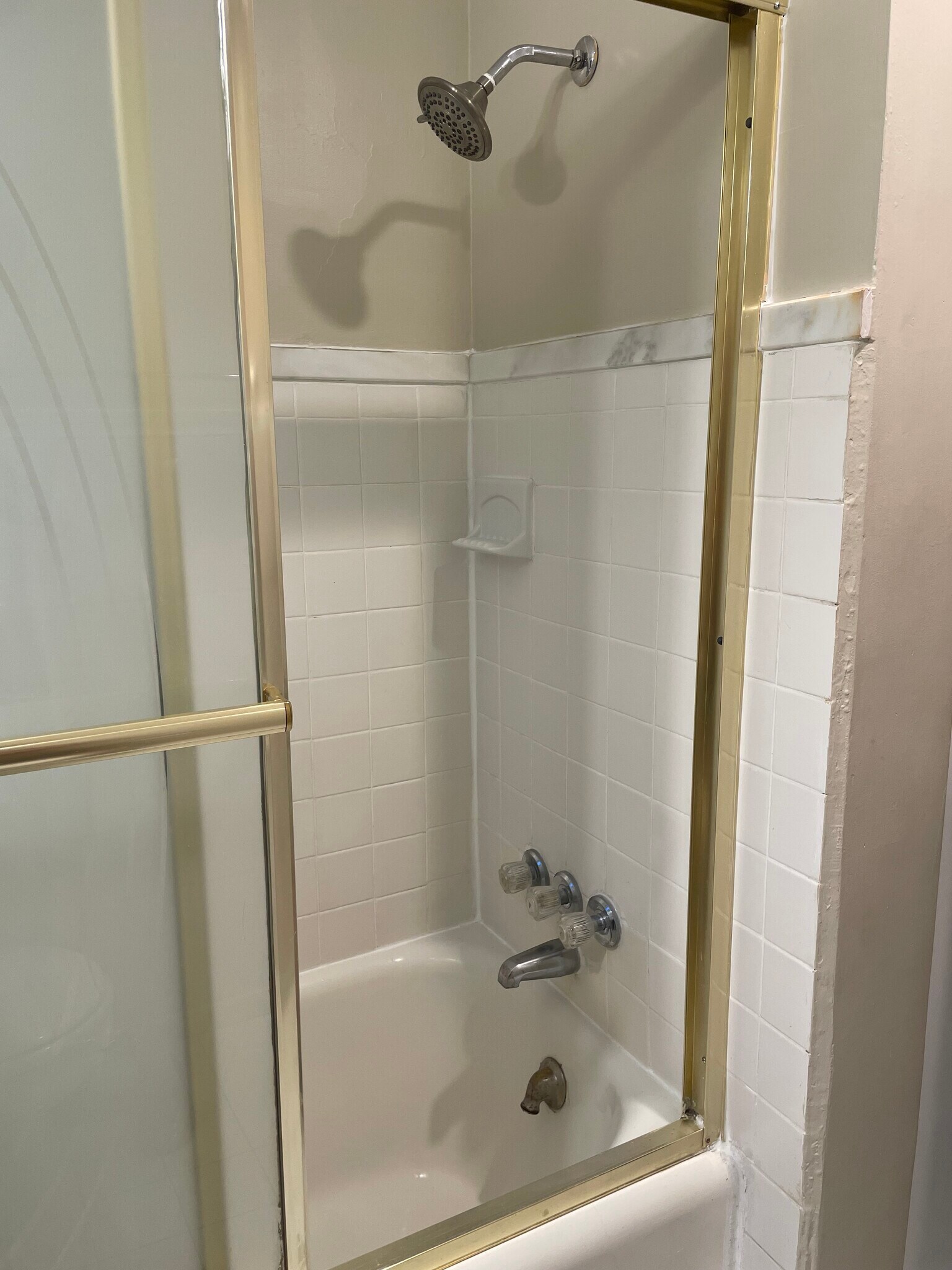 Tub/Shower - 4417 Rosa Ave