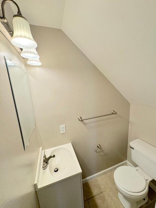 Building Photo - SPACIOUS 2 BEDROOM/1.5 BATH HOME IN PORTSMOUTH