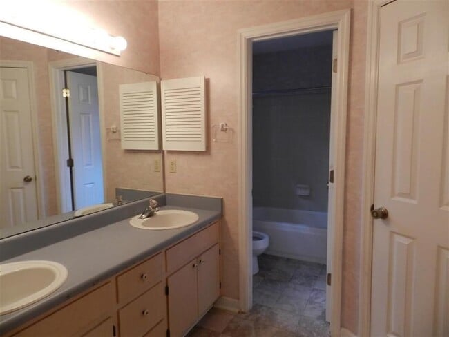 Building Photo - 3859 McFarlane Dr