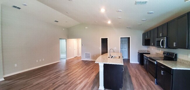 Building Photo - 4-Bedroom, 2-Bathroom in Winter Haven ***MOVE-IN SPECIAL/50% OFF 2ND MONTH!!***