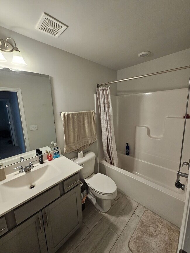 Building Photo - Modern townhome with high-end finishes throughout, minutes to 540 and walkable to great shopping.