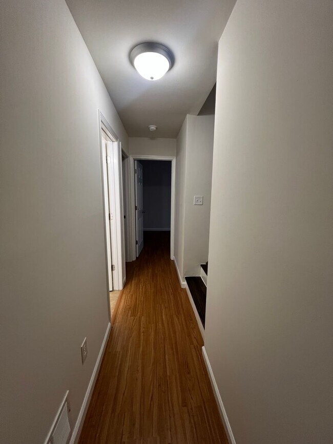 Building Photo - Spacious 4 bedroom Home conveniently locat...