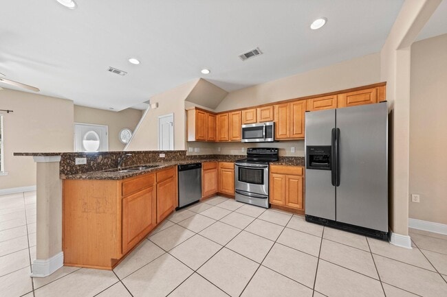 Building Photo - 528 Maple Ave