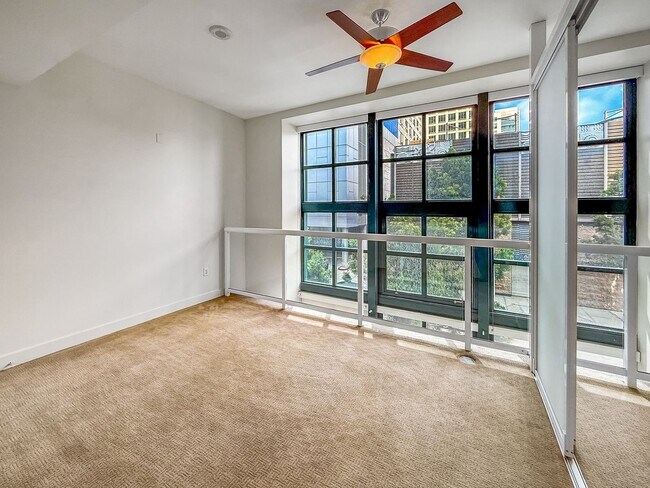 Building Photo - Stunning 2B+Den/2BA Condo in Downtown San ...