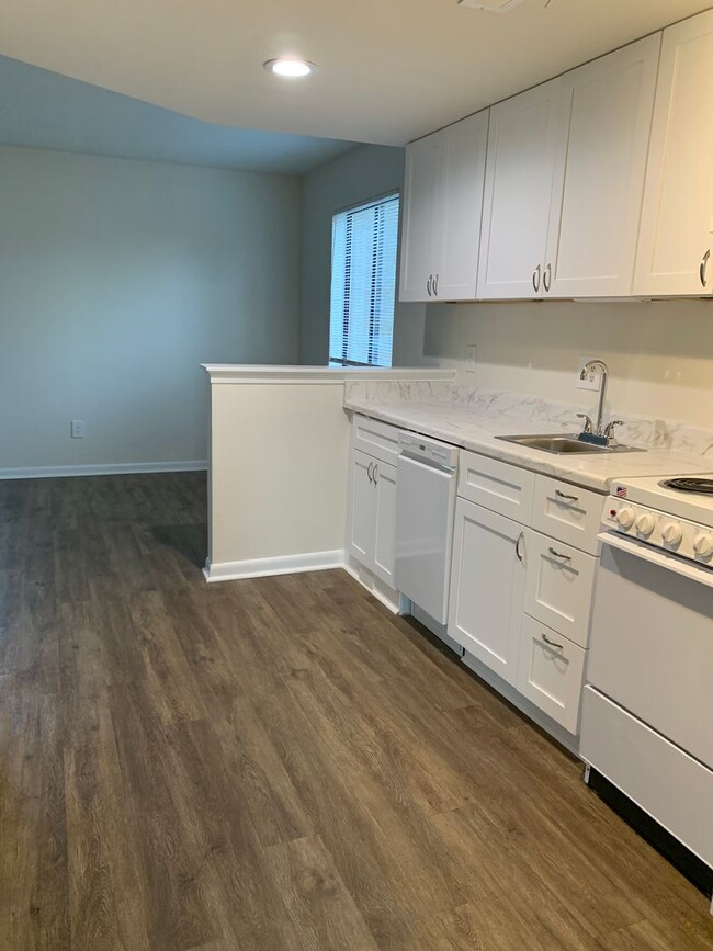 Building Photo - Renovated 1st Floor 1 Bedroom, 1 Bath Cond...