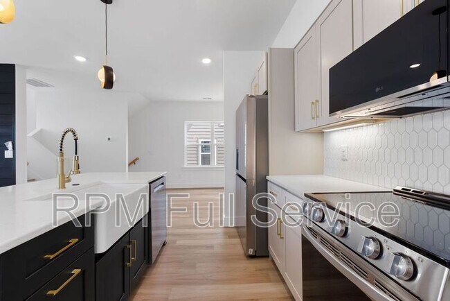 Building Photo - 1241 N Avondale Cir