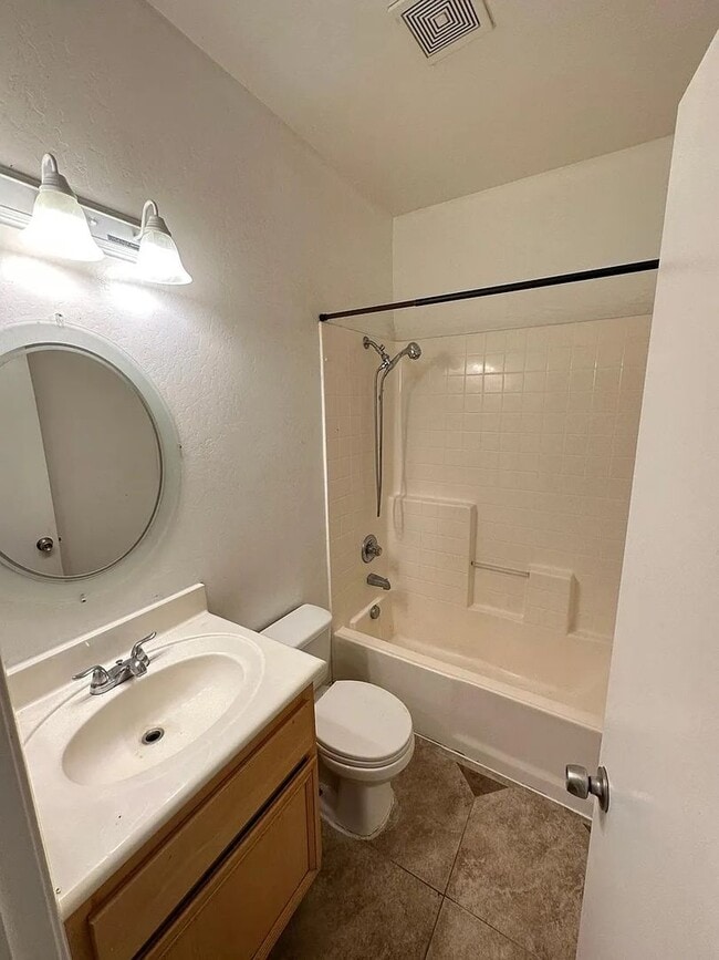 Building Photo - Well Maintained Single Family Home in Bakersfield, CA