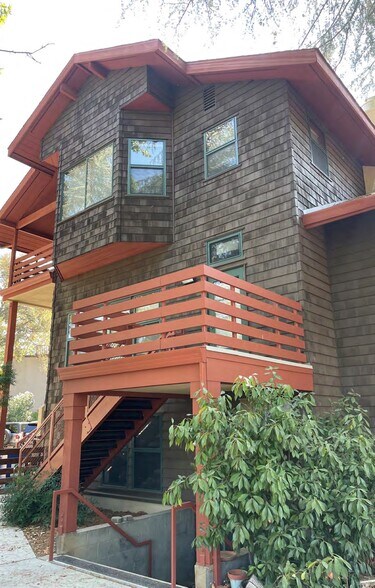 Building Photo - 207 3rd St