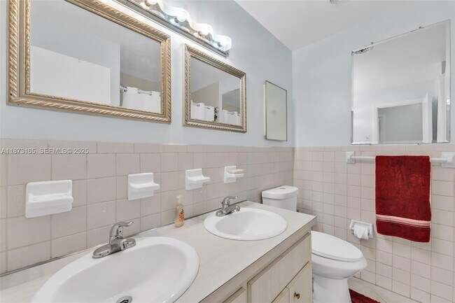 Building Photo - 820 SW 12th Ct