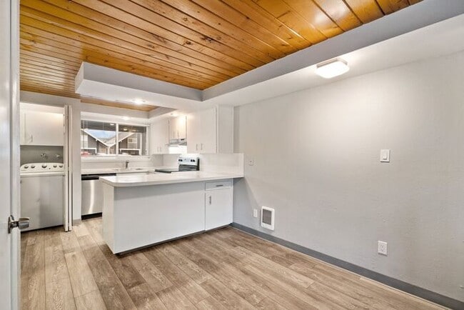 Building Photo - Beautiful Rustic-Style 1-bedroom Apartment...