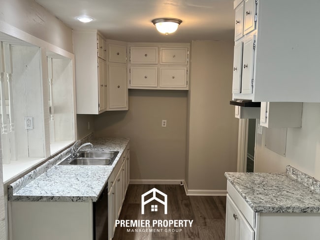 Building Photo - Newly Renovated 3-Bedroom Home for Rent in Huntsville, AL - Hardwood Floors & Fenced Backyard