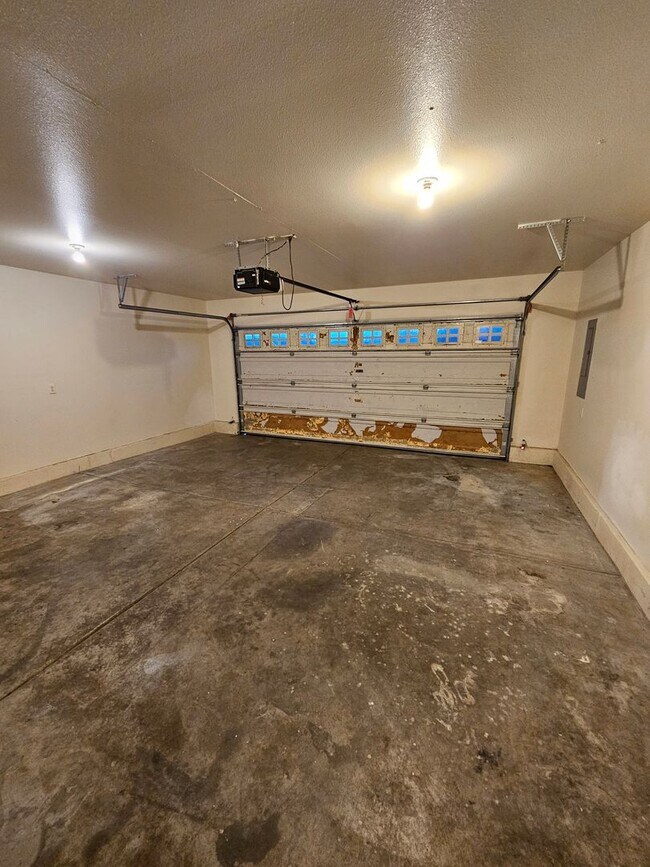 Building Photo - 3 Bedroom Home Located on Quiet Cul-De-Sac