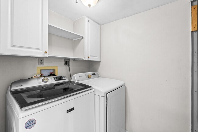 Building Photo - 14475 Strathmore Ln