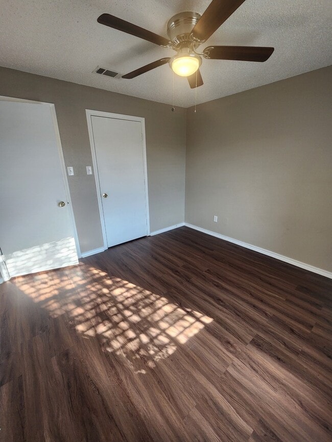 Building Photo - 4 bed 2 bath home