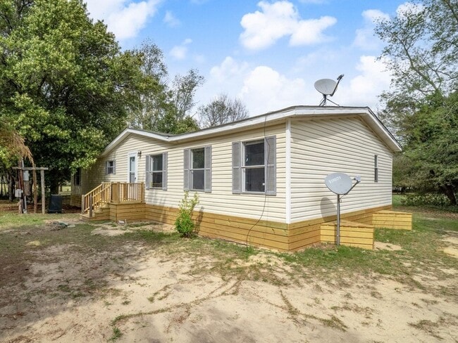 Building Photo - Explore our recently upgraded 3 bedroom 2 bath home