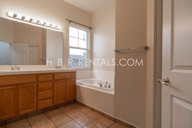 Building Photo - 1582 Peony Dr