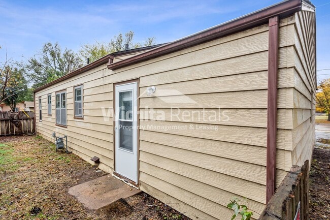 Building Photo - 3 BD/1 BA home near Friends University!