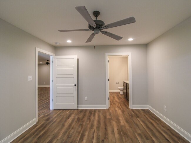 Building Photo - Nice Townhome in Athens City! $250 Amenity...