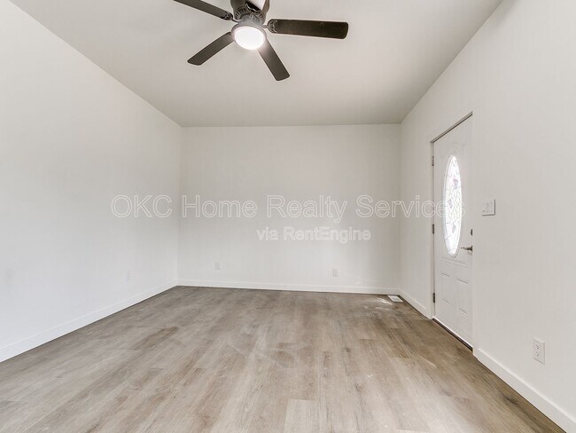 Building Photo - 1812 W Noble Ave