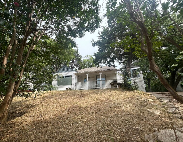 Building Photo - 314 W Clarendon Dr