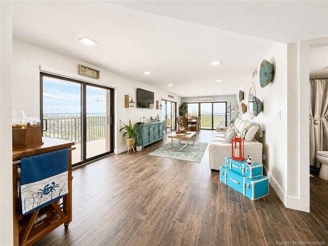 Building Photo - 10044 S Ocean Dr