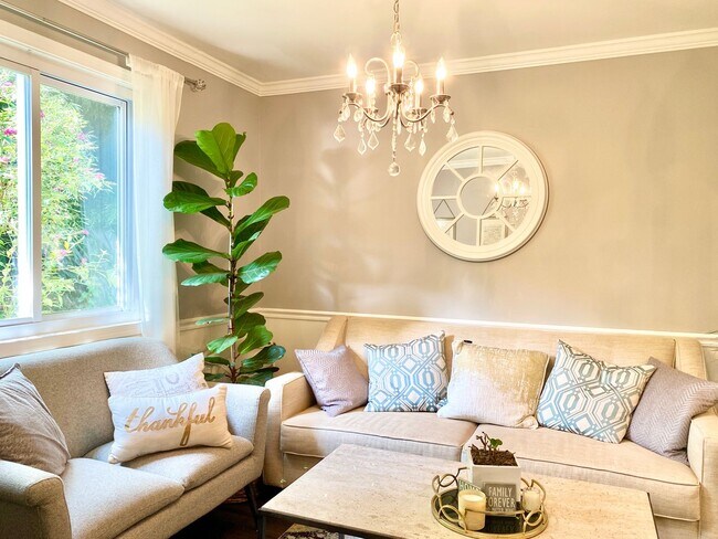 Building Photo - Amazing 4 Bedroom 2 Bathroom! Large Lot!  ...