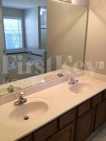 Building Photo - 799 Avalon Forest Way