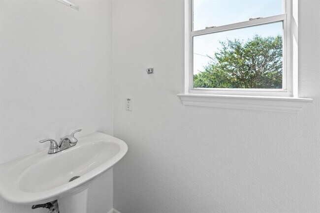 Building Photo - 722 Lavaca Loop