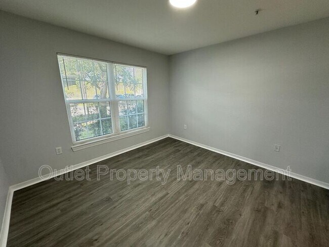 Building Photo - 5467 Vineland Rd