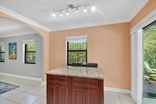 Building Photo - 1035 Soelca Dr