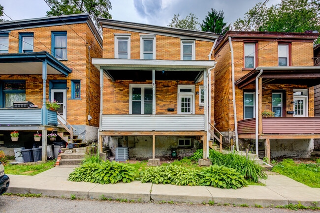 Building Photo - Available JUNE 2026 - Spacious 2 Bedroom Home in Mt. Washington!