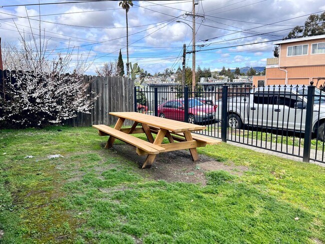 Building Photo - Cozy 1-bdrm, 1-bath in gated complex, includes 1 parking space, Located steps from schools and Hi...