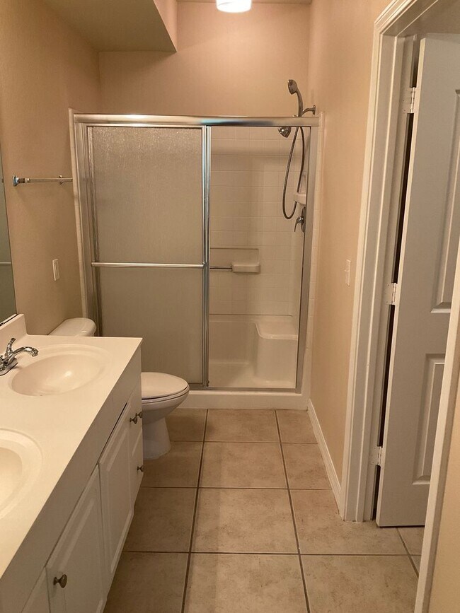 Building Photo - Great Condo in the NW