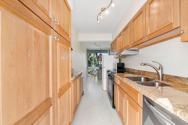 Building Photo - 1221 Hillsboro Mile