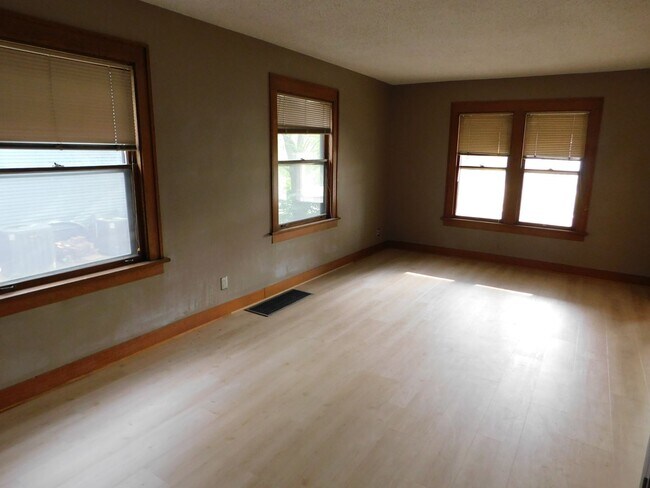 Building Photo - 2-bedroom, 1-bathroom Apartment w/ Basemen...