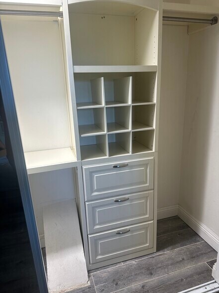 Custom made closet with 6 drawers and shelves - 2300 Sunset Heights Dr