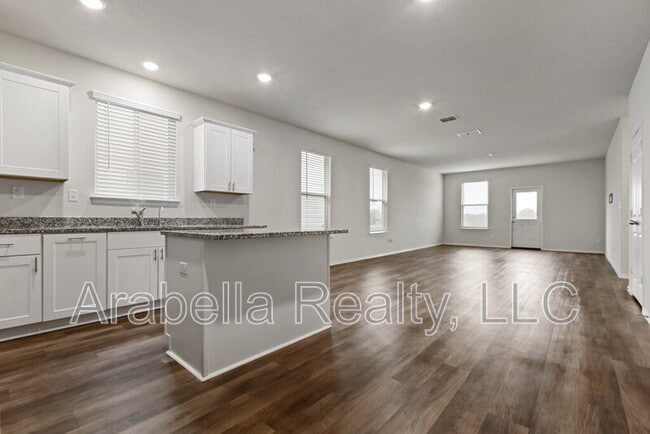 Building Photo - 440 Lynwood Gold