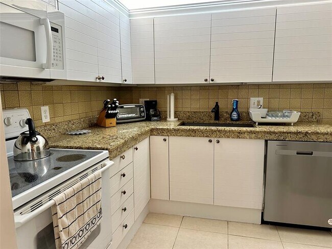 Building Photo - 6449 Bay Club Dr