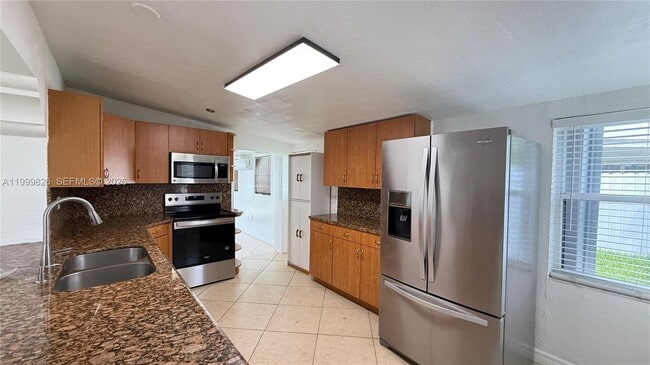 Building Photo - 11501 SW 43rd Ln