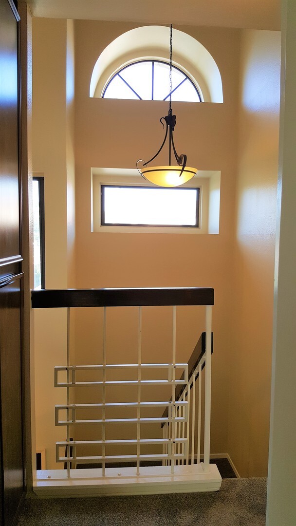Building Photo - 2 Bed/2.5 Bath Townhouse w/2 Car Attached ...