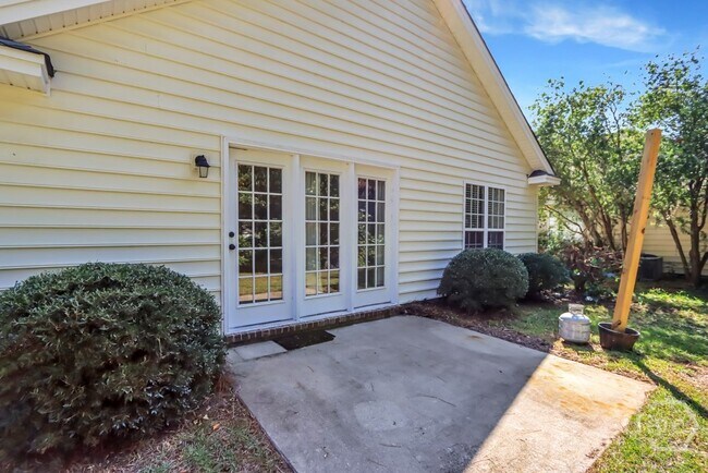 Building Photo - 120 Oak Ridge Cir