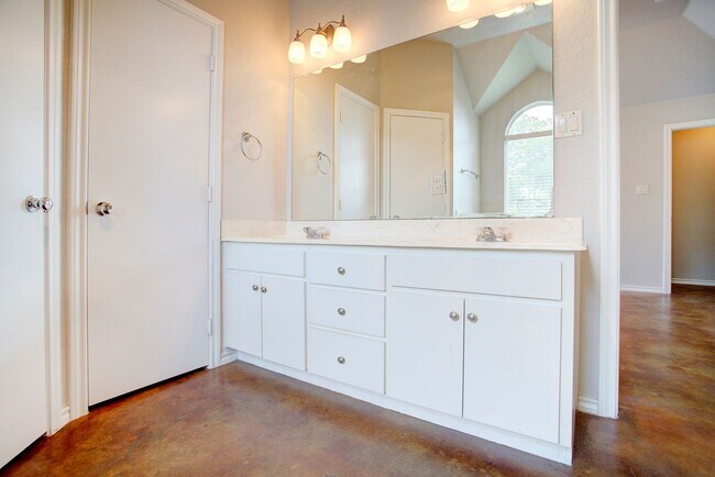 Building Photo - Available July | 4-bedroom 2 bath home in ...