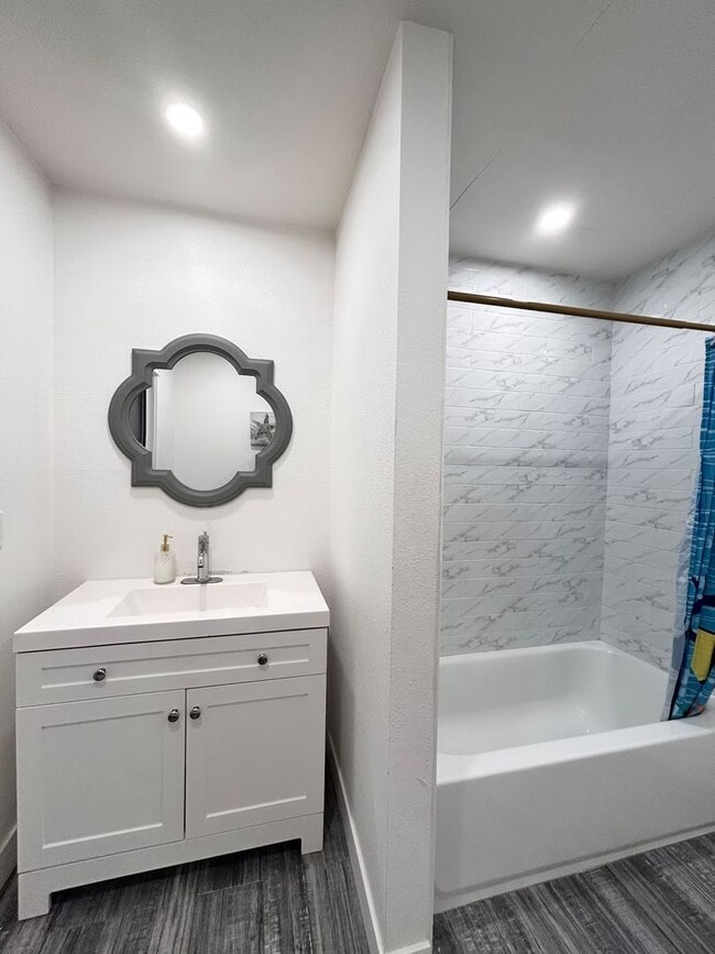 Building Photo - Charming 2-Bedroom Home in Los Angeles
