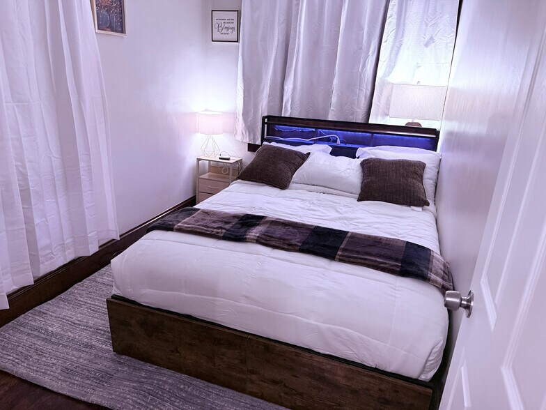 Bedroom - 212 Smith St