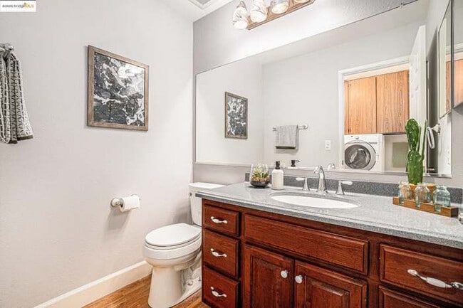 Building Photo - 1022 Village Dr