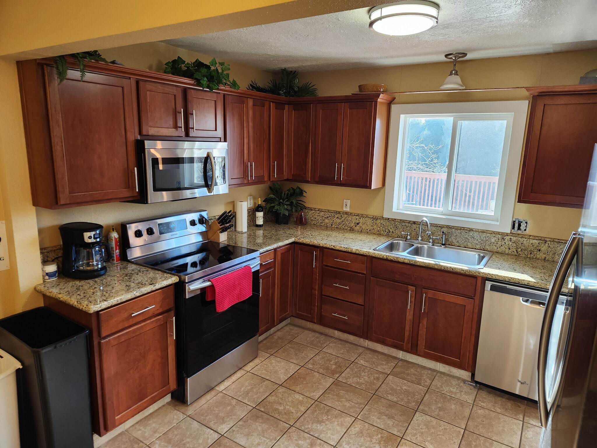 Building Photo - 6050 SW Taylors Ferry Rd