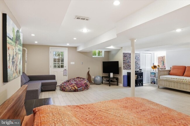 Building Photo - 3221 Coquelin Terrace