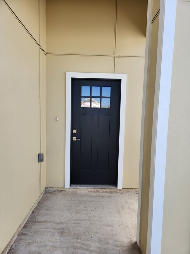 Building Photo - 2707 W Kerria Ave